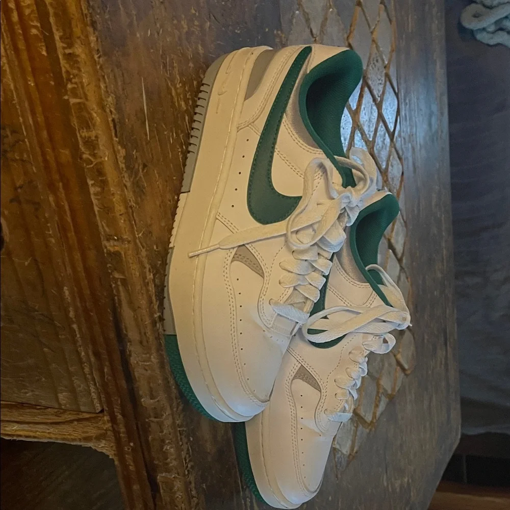 Nike  White and green Sneakers - Picture 2 of 6